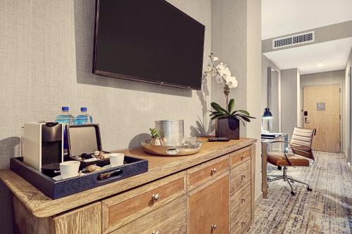 TV a/nebo společenská místnost v ubytování Artezen Hotel