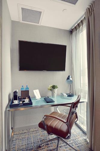 TV a/nebo společenská místnost v ubytování Artezen Hotel