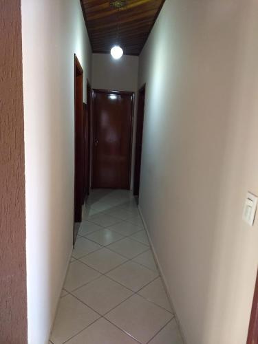 a hallway with a door and a tile floor at Recanto do Bem-Te-Vi in Olímpia