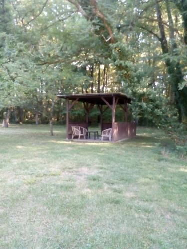 - un kiosque au milieu d'un parc dans l'établissement La Feuchelle, à Villiers-Louis