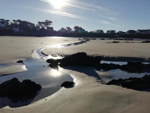 an aerial view of a beach with the tide coming in at les roches du Cabellou 150M de la mer in Concarneau