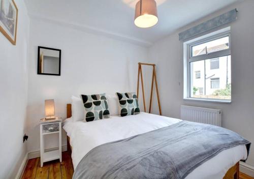 a bedroom with a large white bed with a window at The Pearl - Stylish 3 Bedrooms house in great central location in Brighton & Hove