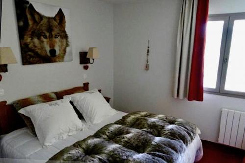 イゾラ 2000にあるLes terrasses d azurのベッドルーム(オオカミの絵付)