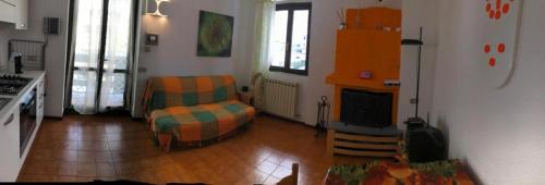 uma sala de estar com um sofá e uma cadeira em Il Capriolo em Piazzatorre