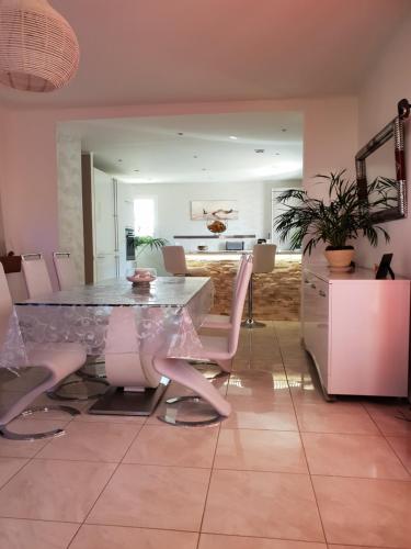 une salle à manger avec une table et des chaises dans l'établissement Villa janas, à La Seyne-sur-Mer