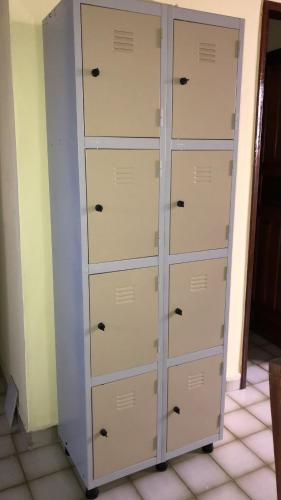 um armário com quatro gavetas num quarto em Hostel Beach em Porto Seguro
