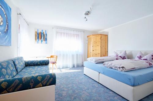 1 dormitorio con 1 cama y 1 sofá en Ferienwohnung Heachmoos, en Oberau