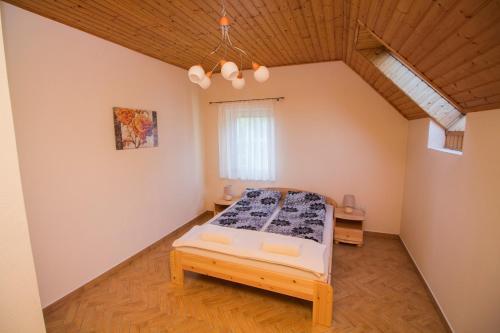 Katil atau katil-katil dalam bilik di Holiday home in Balatonfuzfo 35646
