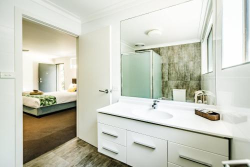 Et badeværelse på Coffs Harbour Holiday Apartments