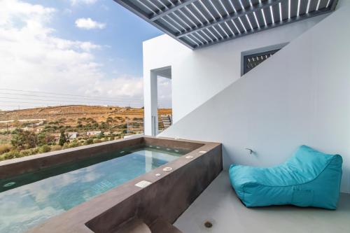 una piscina al centro di una casa di Aegean colors Tinos a Città di Tinos