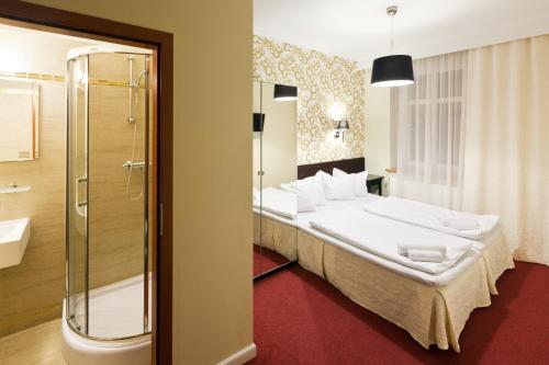 Tempat tidur dalam kamar di Pytloun Design Self Check-in Hotel