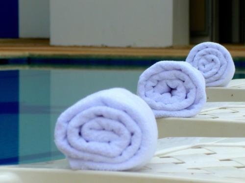 a bunch of purple onions sitting on a table next to a pool at Costa Paraiso in Atacames