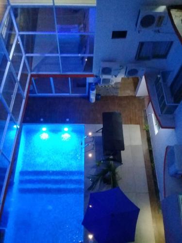 an overhead view of a swimming pool at night at Hotel Empresarial in Paraíso
