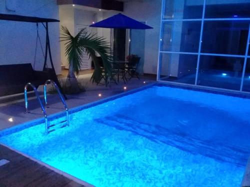 a large swimming pool in a living room at night at Hotel Empresarial in Paraíso