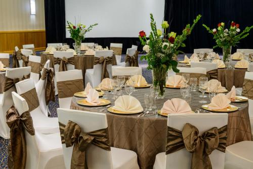 Un restaurante o sitio para comer en Metro Points Hotel Washington North