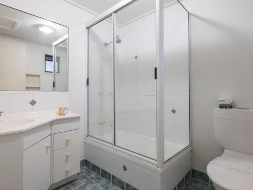 Billa Blue في بوينت لوكاوت: حمام أبيض مع دش ومرحاض