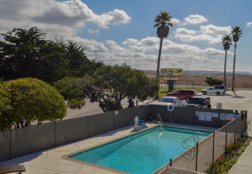 Sea Breeze Inn - San Simeon tesisinde veya buraya yakın yüzme havuzu