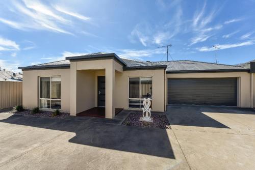 una casa con un garage davanti di City Fringe Apartment a Mount Gambier
