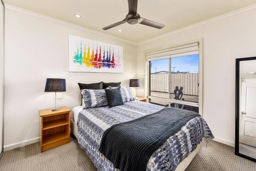 a bedroom with a bed and a window at City Fringe Apartment in Mount Gambier