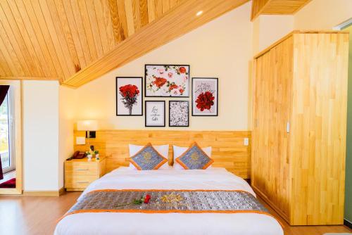 - une chambre avec un grand lit dans l'établissement VF Hotel Dalat, à Đà Lạt