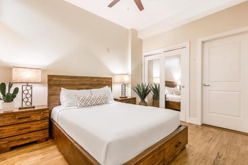 een slaapkamer met een groot wit bed in een kamer bij Stunning Apartments with Luxury Amenities in New Orleans