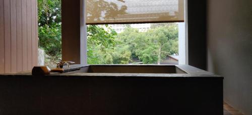 Una mesa de billar en Water House