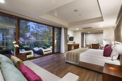 Postel nebo postele na pokoji v ubytování Nirvana Mediterranean Excellence - Ultra All Inclusive