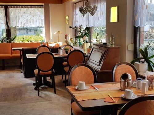 バート・ケーニヒにあるホテル アイリーンのテーブルと椅子が備わるレストラン