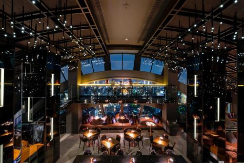 Un restaurante o sitio para comer en Banyan Tree Bangkok