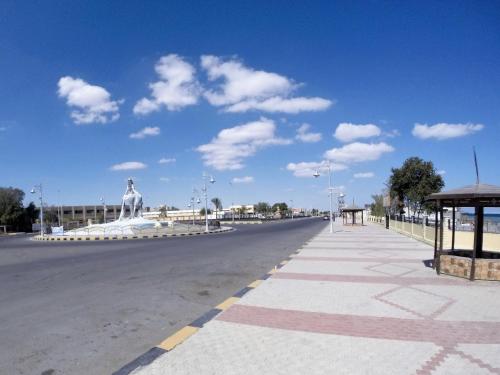 a street with a statue in the middle of a road at Cozy Apartment Freedom in Hurghada