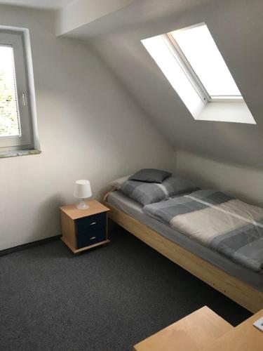 a bedroom with two twin beds and a window at Messewohnung Düsseldorf-Nord in Düsseldorf