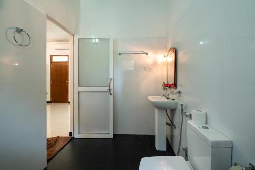 Een badkamer bij Chandra Villa Ayurveda Resort