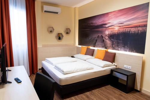 Schlafzimmer mit einem Bett mit Wandgemälde in der Unterkunft Welog Rast Ilz in 