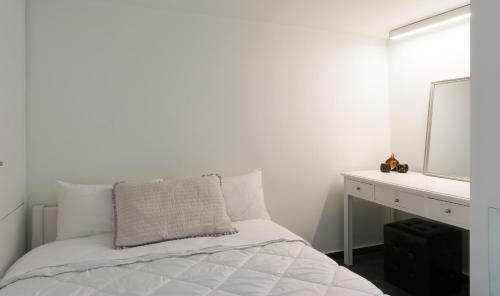 Posteľ alebo postele v izbe v ubytovaní Luxury Studio Apartment in the City Center