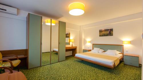 Postel nebo postele na pokoji v ubytování Hotel Herastrau