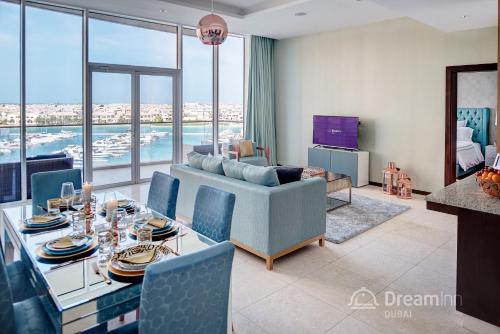 sala de estar con mesa y sofá en Dream Inn Apartments - Tiara, en Dubái