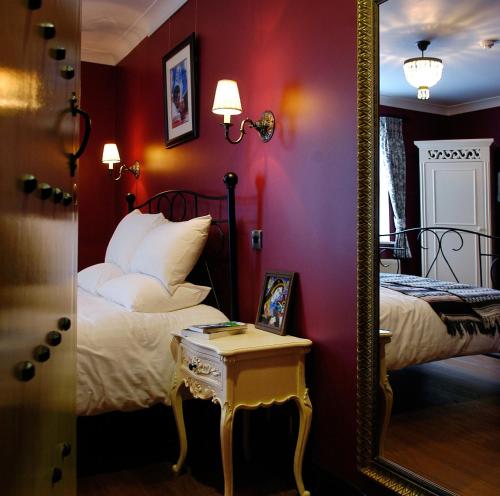 - un miroir dans une chambre avec un lit et une table dans l'établissement Church Street Hotel, à Londres