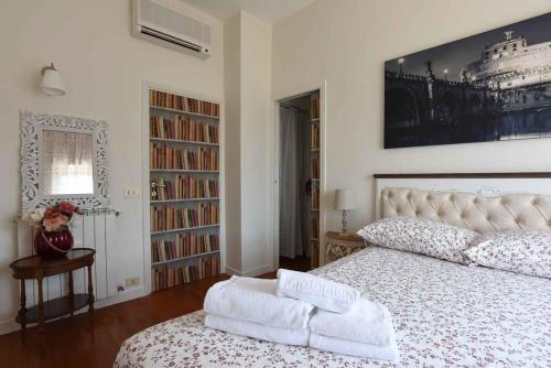 sypialnia z dużym łóżkiem i półkami na książki w obiekcie Romantic Flat near Metro Flaminio w Rzymie