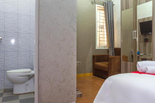 bagno con letto e servizi igienici in camera. di RedDoorz Plus near IPDN a Sumedang