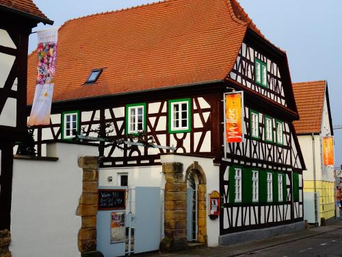 ein schwarzweißes Gebäude mit rotem Dach in der Unterkunft Salischer Hof in Schifferstadt