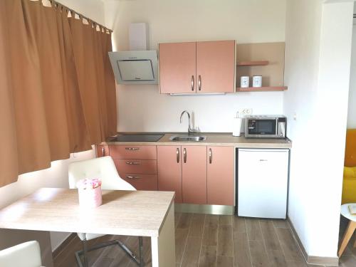 una piccola cucina con un tavolo e un lavandino di Apartments Grgic a Trogir