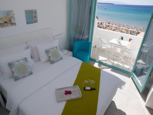 Postel nebo postele na pokoji v ubytování Amaryllis Beach Hotel