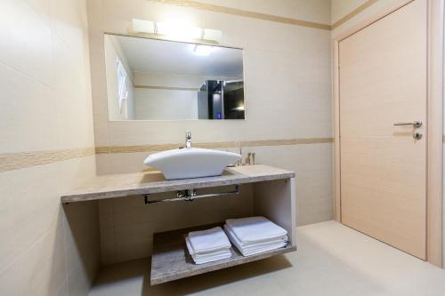 A bathroom at Eola Apartments