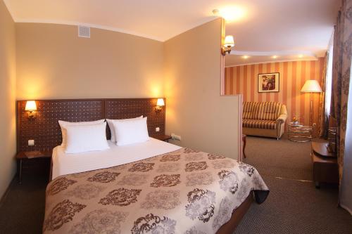 Ένα ή περισσότερα κρεβάτια σε δωμάτιο στο Sadko Hotel