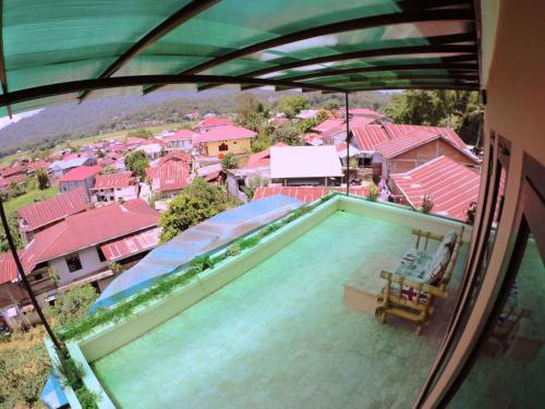 Blick auf den Pool von einem Haus aus in der Unterkunft Sulawesi Castle in Rantepao