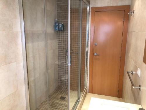 een douche met een glazen deur in de badkamer bij SHG CAMBRILS BAHIA VICTORIA in Cambrils