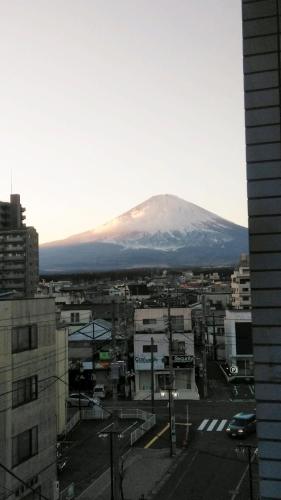 a view of a snow covered mountain in a city at Fuji Gotemba Condominium Tannpopo in Gotemba
