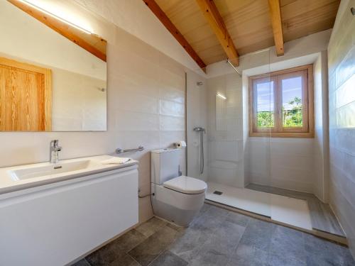Un baño con inodoro, lavabo y ducha. en CAS FORNER, en Pòrtol