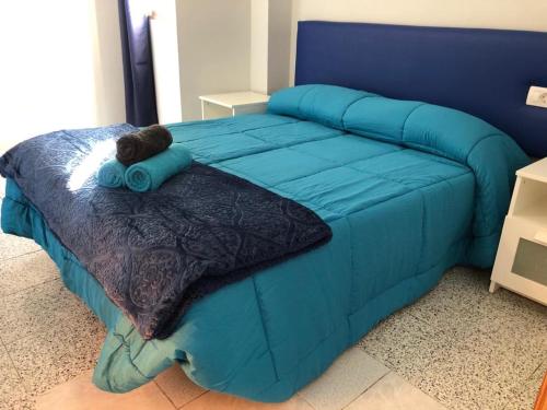 un letto blu con un orsacchiotto sopra di Espléndido apto. 8 pax, TABLERO 4, cerca Playa Ingles a El Tablero