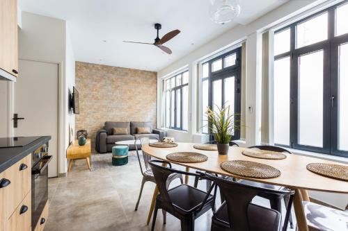 een keuken en een woonkamer met een tafel en stoelen bij CMG Oberkampf/ Charonne G in Parijs